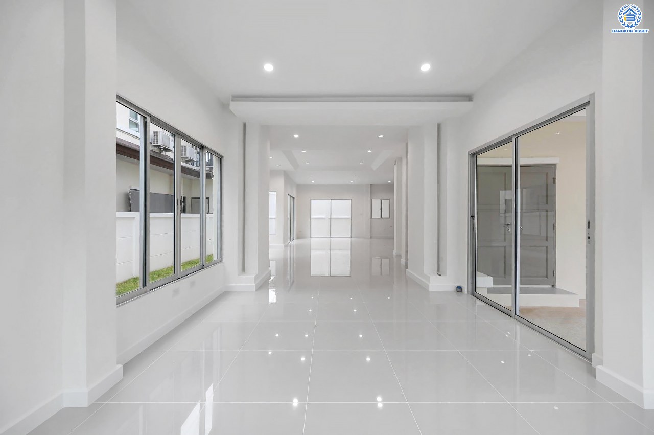 บ้านมือสองตกแต่งใหม่ โครงการ เดอะซิตี้ รัตนาธิเบศร์-แคราย เนื้อที่กว่า 62.4 ตร.ว. พื้นที่ใช้สอย 190.81 ตร.ม. พร้อมฟังก์ชัน 3 ห้องนอน 3 ห้องน้ำ จอดรถได้ 2 คัน บนทำเลศักยภาพ ติดถนนรัตนาธิเบศร์ เชื่อมต่อถนนงามวงศ์วาน, ถนนติวานนท์, ถนนเลี่ยงเมืองนนทบุรี ทำเลใจกลาง 2 เซ็นทรัล ใกล้รถไฟฟ้าสายสีม่วง "สถานีสะพานพระนั่งเกล้า" และจุดขึ้นทางด่วน "งามวงศ์วาน"